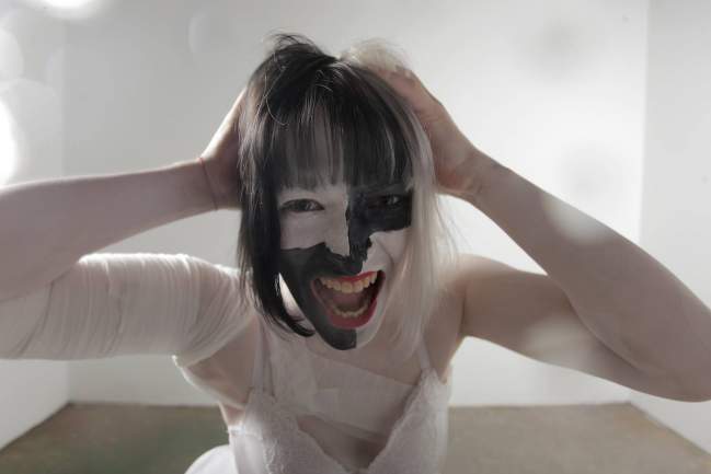 Mia la magnifique artiste-performeuse
